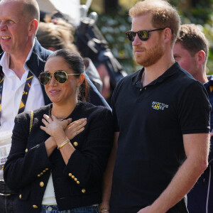 Le prince Harry et Meghan Markle lors du "Land Rover Challenge" au premier jour des Invictus Games 2020 à La Haye, le 16 avril 2022. 