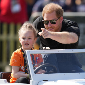 Le prince Harry et Meghan Markle lors du "Land Rover Challenge" au premier jour des Invictus Games 2020 à La Haye, le 16 avril 2022. 