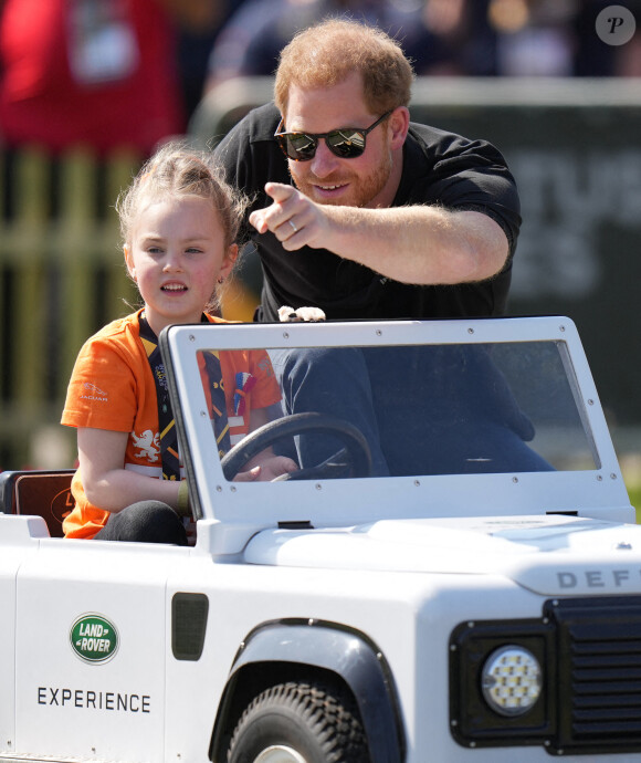 Le prince Harry et Meghan Markle lors du "Land Rover Challenge" au premier jour des Invictus Games 2020 à La Haye, le 16 avril 2022. 