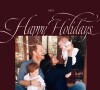 Carte de voeux du prince Harry, duc de Sussex, et Meghan Markle avec leurs enfants, Archie et Lilibet. Sur cette photo, prise l'été dernier à leur domicile de Montecito (Californie), le prince Harry tient dans ses bras Archie, 2 ans tandis que Lilibet, 6 mois, est portée dans les bras de sa mère.