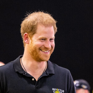 Le prince Harry assiste aux épreuves de natation, au 5ème jour des Invictus Games 2020 à La Haye, le 19 avril 2022. 