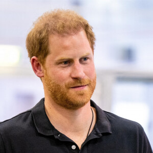 Le prince Harry assiste aux épreuves de natation, au 5ème jour des Invictus Games 2020 à La Haye, le 19 avril 2022. 