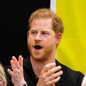 Le prince Harry assiste aux épreuves de natation, au 5ème jour des Invictus Games 2020 à La Haye, le 19 avril 2022. 