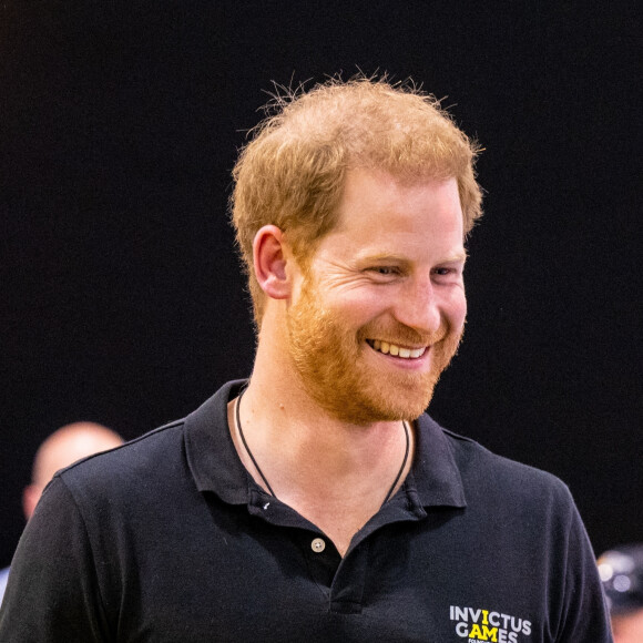 Le prince Harry assiste aux épreuves de natation, au 5ème jour des Invictus Games 2020 à La Haye, le 19 avril 2022. 