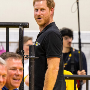 Le prince Harry assiste aux épreuves de natation, au 5ème jour des Invictus Games 2020 à La Haye, le 19 avril 2022. 