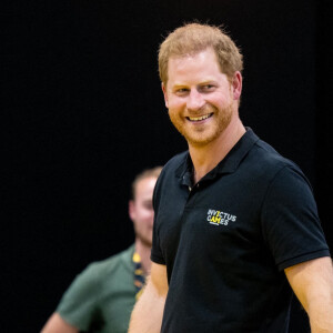 Le prince Harry assiste aux épreuves de natation, au 5ème jour des Invictus Games 2020 à La Haye, le 19 avril 2022. 