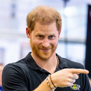 Le prince Harry assiste aux épreuves de natation, au 5ème jour des Invictus Games 2020 à La Haye, le 19 avril 2022.