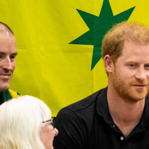 Le prince Harry assiste aux épreuves de natation, au 5ème jour des Invictus Games 2020 à La Haye, le 19 avril 2022. 