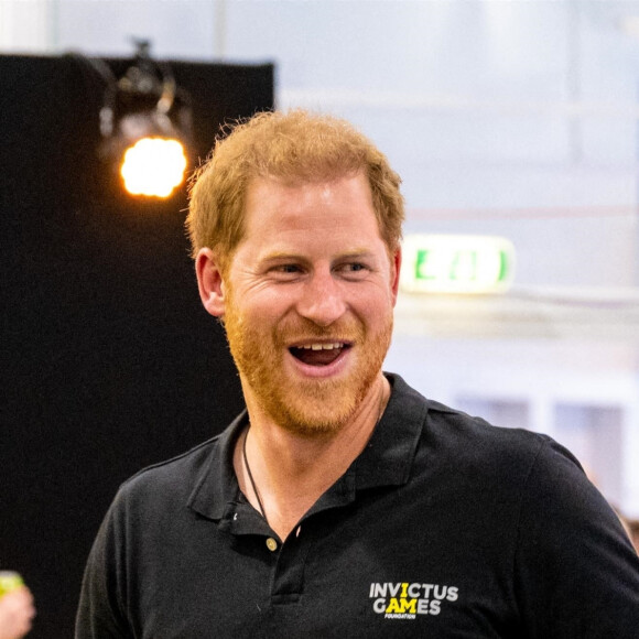 Le prince Harry assiste aux épreuves de natation, au 5ème jour des Invictus Games 2020 à La Haye, le 19 avril 2022. 