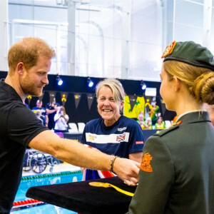 Le prince Harry assiste aux épreuves de natation, au 5ème jour des Invictus Games 2020 à La Haye, le 19 avril 2022. 