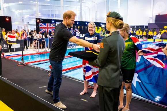 Le prince Harry assiste aux épreuves de natation, au 5ème jour des Invictus Games 2020 à La Haye, le 19 avril 2022. 