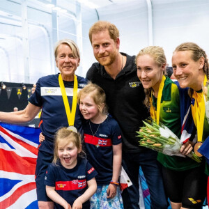 Le prince Harry assiste aux épreuves de natation, au 5ème jour des Invictus Games 2020 à La Haye, le 19 avril 2022. 