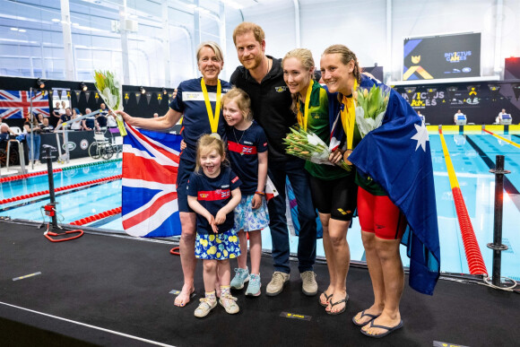 Le prince Harry assiste aux épreuves de natation, au 5ème jour des Invictus Games 2020 à La Haye, le 19 avril 2022. 