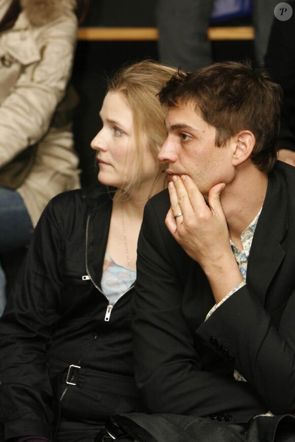 Natacha Régnier et son boyfriend au défilé Agnes B. 24/01/2010