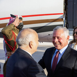 Le roi Abdallah II de Jordanie est accueilli chaleureusement par sa famille à son arrivée à l'aéroport de Amman. Après s'être fait opéré du dos en Allemagne et être restée une bonne semaine après l'opération, le roi, accompagnée de sa femme, la reine Rania de Jordanie, est enfin de retour dans son pays. Le 19 avril 2022 