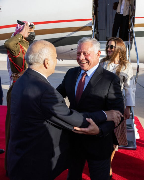 Le roi Abdallah II de Jordanie est accueilli chaleureusement par sa famille à son arrivée à l'aéroport de Amman. Après s'être fait opéré du dos en Allemagne et être restée une bonne semaine après l'opération, le roi, accompagnée de sa femme, la reine Rania de Jordanie, est enfin de retour dans son pays. Le 19 avril 2022 