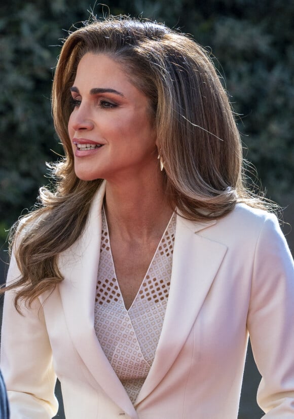 La reine Rania de Jordanie - Le prince de Galles et sa femme la duchesse de Cornouailles sont reçus au palais Al Husseiniya à Amman par le roi et la reine de Jordanie, à l'occasion de leur visite officielle en Jordanie. Le 16 novembre 2021 