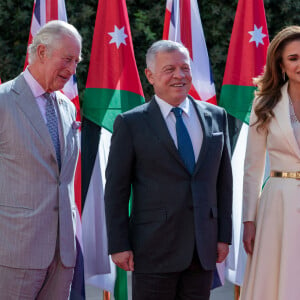 Le prince Charles, le roi Abdallah II et la reine Rania de Jordanie - Le prince de Galles et sa femme la duchesse de Cornouailles sont reçus au palais Al Husseiniya à Amman par le roi et la reine de Jordanie, à l'occasion de leur visite officielle en Jordanie. Le 16 novembre 2021 