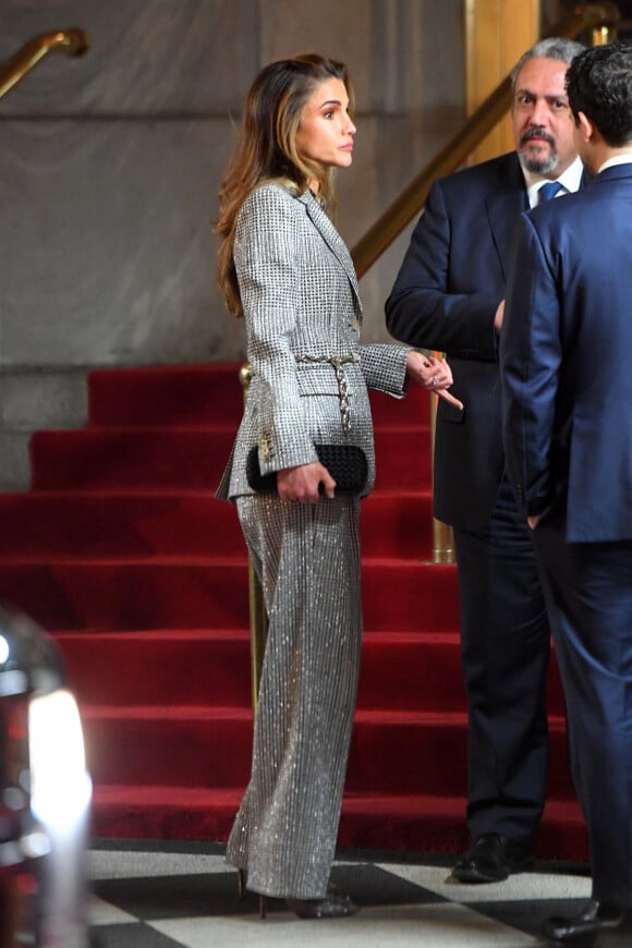 Le roi Abdallah II de Jordanie et la reine Rania al-Yassin à la sortie de l'hôtel The Plaza accompagnés de leur fils le prince Hussein ben Abdallah à New York, le 21 novembre 2019 