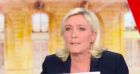 Extrait du débat de l'entre deux tours des présidentielles durant lequel Marine Le Pen affiche un tweet imprimé sur feuille A4 pour justifier sa position sur la Russie.
