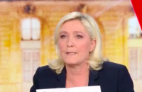 Extrait du débat de l'entre deux tours des présidentielles durant lequel Marine Le Pen affiche un tweet imprimé sur feuille A4 pour justifier sa position sur la Russie.