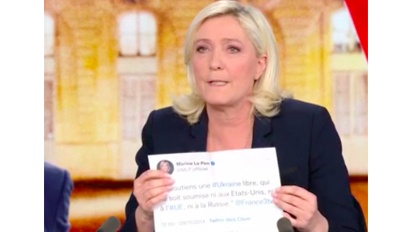 Extrait du débat de l'entre deux tours des présidentielles durant lequel Marine Le Pen affiche un tweet imprimé sur feuille A4 pour justifier sa position sur la Russie.