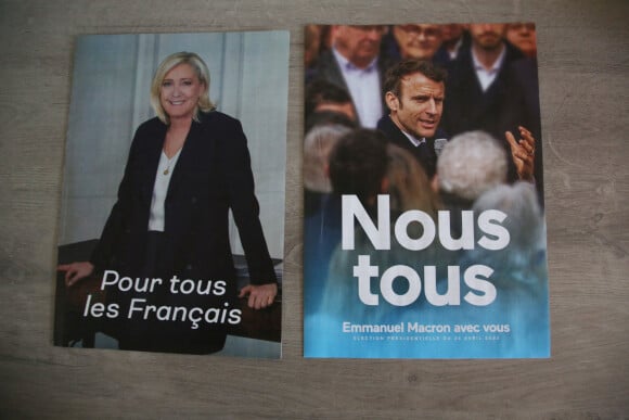 Illustration sur les courriers de la Poste sur les deux candidats à la Présidentielle 2022 Emmanuel Macron et Marine Le Pen dont les élections du second tour auront lieu le dimanche 24 avril 2022 en France, à Paris, France, le 20 avril 2022