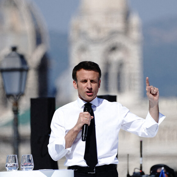 Emmanuel Macron, président de la République Française, candidat de La République En Marche (LREM) en lice pour le deuxième tour de l'élection présidentielle, en meeting dans le quartier du Pharo à Marseille, le 16 avril 2022.