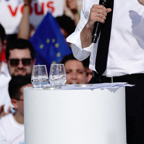 Emmanuel Macron, président de la République Française, candidat de La République En Marche (LREM) en lice pour le deuxième tour de l'élection présidentielle, en meeting dans le quartier du Pharo à Marseille, le 16 avril 2022.