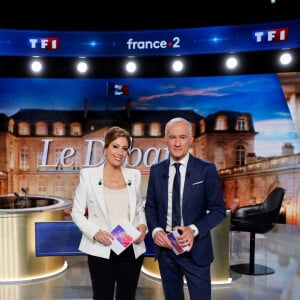 Léa Salamé et Gilles Bouleau - Débat télévisé entre les deux candidats en finale de l'élection présidentielle 2022 Emmanuel Macron pour LREM et Marine Le Pen pour le RN le 20 avril 2022