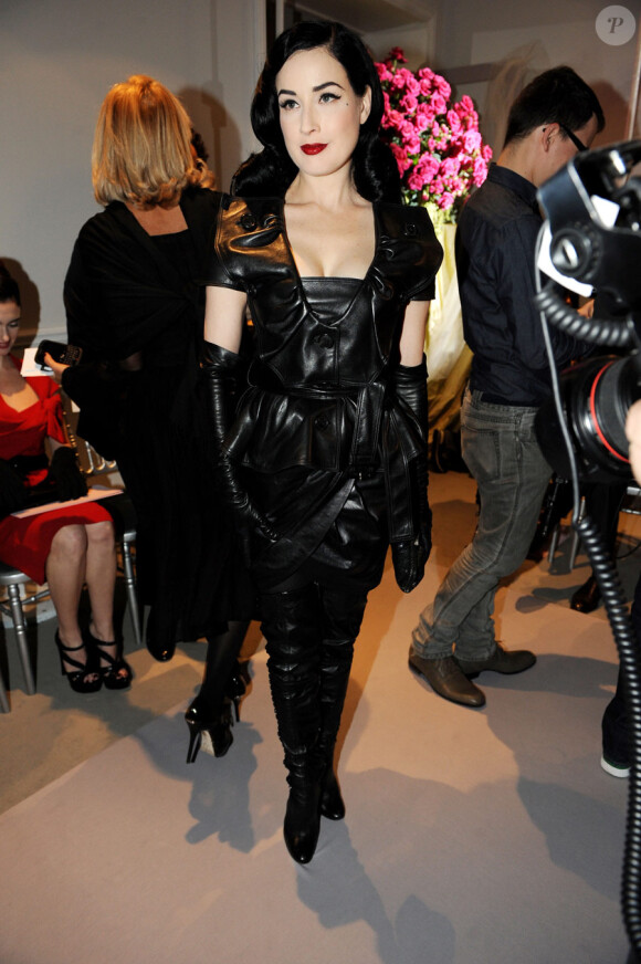 Dita Von Teese lors du défilé Dior Haute Couture, printemps/été 2010, le 25 janvier 2010. Fashion Week de Paris.