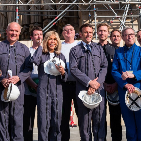 Le général Jean Louis Georgelin, président de l'établissement public charge de la restauration et de la conservation de Notre Dame, Brigitte Macron, Première Dame et Emmanuel Macron, président de la Republique lors d'une photo de groupe - Le président de la République française et candidat du parti centriste La République en marche (LREM) à la réélection et sa femme la Première Dame visitent le chantier de la Cathédrale de Notre-Dame de Paris, France, le 15 avril 2022
