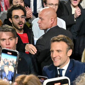 La première dame Brigitte Macron - Le président Emmanuel Macron prononce un discours à l'issue du résultat du premier tour de l'élection présidentielle à Paris Expo porte de Versailles le 10 avril 2022. Le président remporte le premier tour avec 27,6% de suffrages en sa faveur. Au deuxième tour, il sera face à la candidate du RN qui a récolté 23,4%.