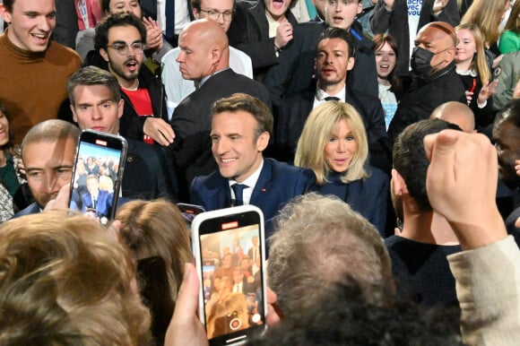 La première dame Brigitte Macron - Le président Emmanuel Macron prononce un discours à l'issue du résultat du premier tour de l'élection présidentielle à Paris Expo porte de Versailles le 10 avril 2022. Le président remporte le premier tour avec 27,6% de suffrages en sa faveur. Au deuxième tour, il sera face à la candidate du RN qui a récolté 23,4%.