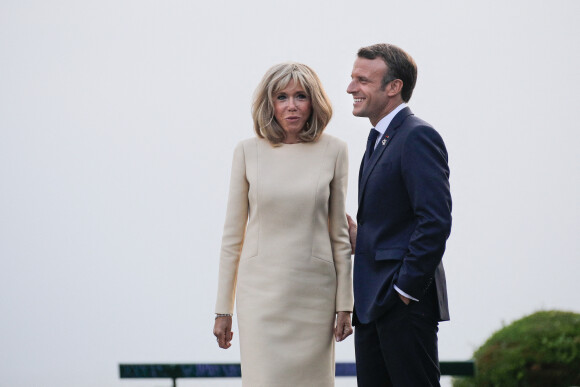 Le président français Emmanuel Macron et sa femme la Première Dame Brigitte Macron lors de l'accueil informel au sommet du G7 à Biarritz, France, le 24 août 2019