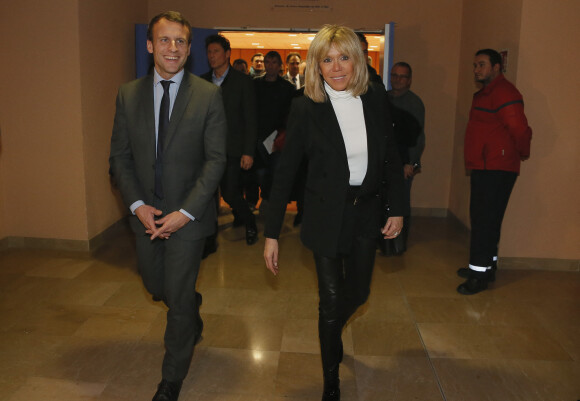 Emmanuel Macron et sa femme Brigitte Macron visitent l'hôpital "Pierre Beregovoy" à Nevers le 6 Janvier 2017.