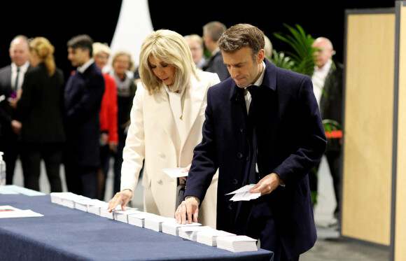 Le président Emmanuel Macron et sa femme Brigitte votent pour le premier tour de l'élection présidentielle au Touquet le 10 avril 2022.