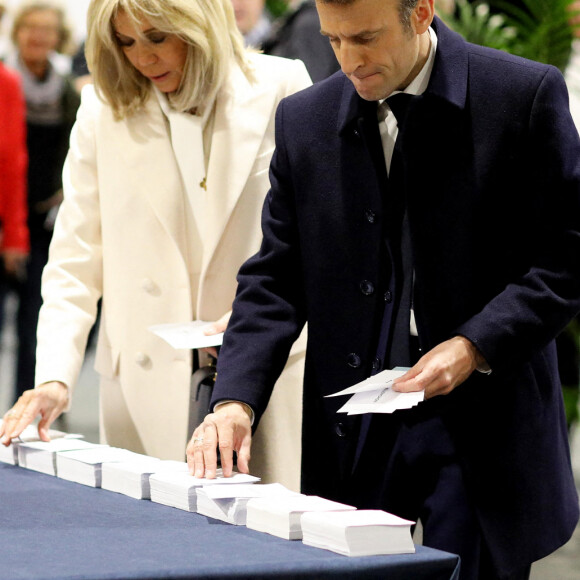 Le président Emmanuel Macron et sa femme Brigitte votent pour le premier tour de l'élection présidentielle au Touquet le 10 avril 2022.