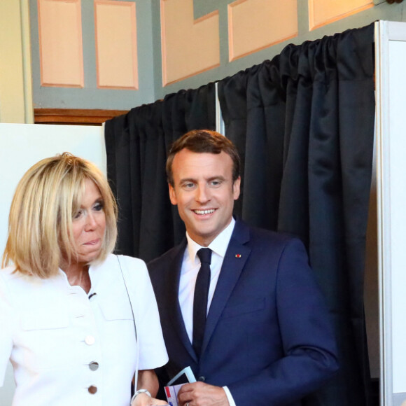 Le président de la République française Emmanuel Macron et sa femme la première, dame Brigitte Macron sont allés voter à la mairie du Touquet pour le premier tour des législatives, au Touquet, France, le 11 juin 2017.