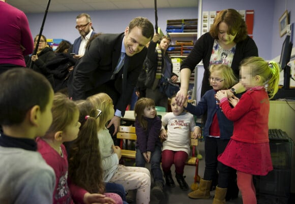 Emmanuel Macron, accompagné de sa femme Brigitte, a visité à l'école maternelle Dombrowski à Lille, à l'occasion de son déplacement durant deux jours dans les Hauts-de-France. Le 14 janvier 2017