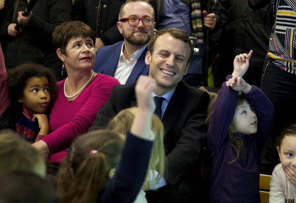 Emmanuel Macron, accompagné de sa femme Brigitte, a visité à l'école maternelle Dombrowski à Lille, à l'occasion de son déplacement durant deux jours dans les Hauts-de-France. Le 14 janvier 2017