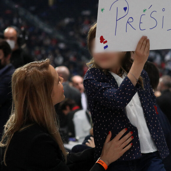 Exclusif - Tiphaine Auzière et sa fille Elise assistent au premier grand meeting du président de la République française et candidat du parti centriste La République en marche (LREM) à la réélection, Emmanuel Macron à la Défense Arena de Nanterre, France, le 2 avril 2022. Les sept petits-enfants du PR étaient présents au meeting