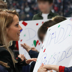 Exclusif - Tiphaine Auzière et sa fille Elise assistent au premier grand meeting du président de la République française et candidat du parti centriste La République en marche (LREM) à la réélection, Emmanuel Macron à la Défense Arena de Nanterre, France, le 2 avril 2022. Les sept petits-enfants du PR étaient présents au meeting