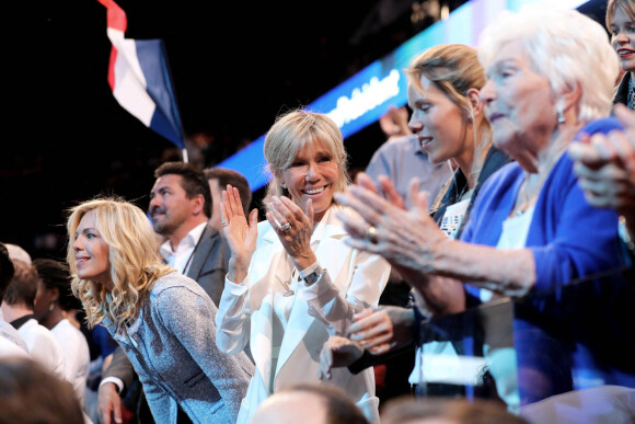 Laurence Auzière Jourdan et Tiphaine Auzière, les filles de Brigitte Macron - La famille, les amis et soutiens d'Emmanuel Macron dans les tribunes lors du grand meeting d'Emmanuel Macron à l'AccorHotels Arena à Paris, le lundi 17 avril 2017