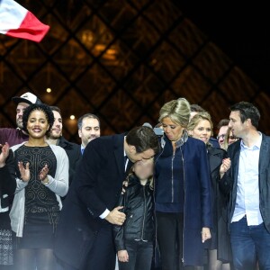 Emmanuel Macron avec sa femme Brigitte Macron et l'une de ses petites-filles - Le président-élu, Emmanuel Macron, prononce son discours devant la pyramide au musée du Louvre à Paris, après sa victoire lors du deuxième tour de l'élection présidentielle le 7 mai 2017.