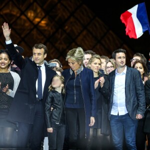 Emmanuel Macron avec sa femme Brigitte Macron et l'une de ses petites-filles - Le président-élu, Emmanuel Macron, prononce son discours devant la pyramide au musée du Louvre à Paris, après sa victoire lors du deuxième tour de l'élection présidentielle