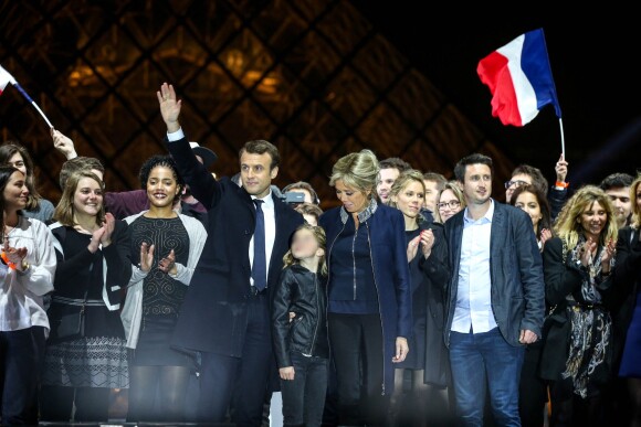 Emmanuel Macron avec sa femme Brigitte Macron et l'une de ses petites-filles - Le président-élu, Emmanuel Macron, prononce son discours devant la pyramide au musée du Louvre à Paris, après sa victoire lors du deuxième tour de l'élection présidentielle