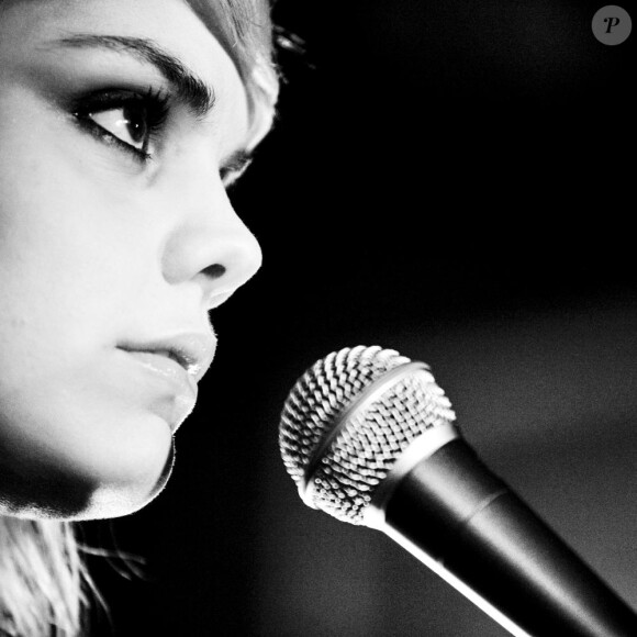 Coeur de Pirate se produisait au Studio SFR (Paris), le 25 janvier 2010, pour un concert privé.