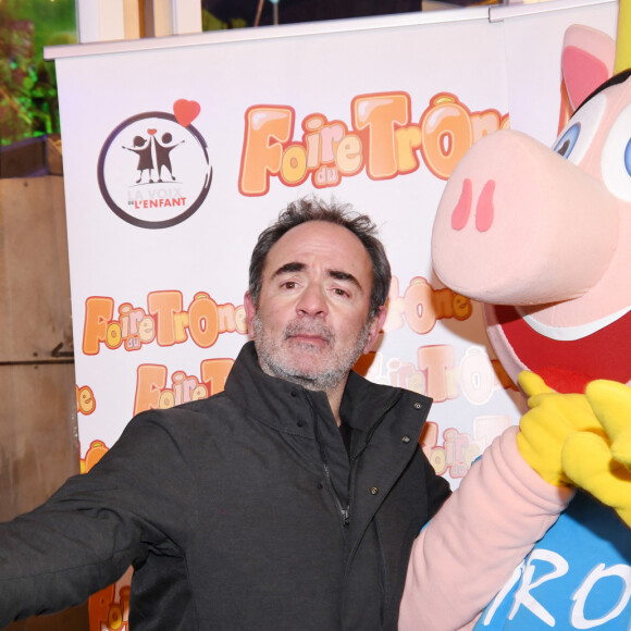 Exclusif - Bruno Solo pose avec la mascotte de La Foire du Trône au lancement de l'édition 2022 de La Foire du Trône avec le parrain Jean-Luc Reichmann, au profit de l'association La Voix de l'Enfant, à Paris, France, le 1er avril 2022. © Rachid Bellak/Bestimage