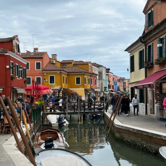 Olivier Giroud profite d'un séjour à Burano avec sa femme Jennifer.